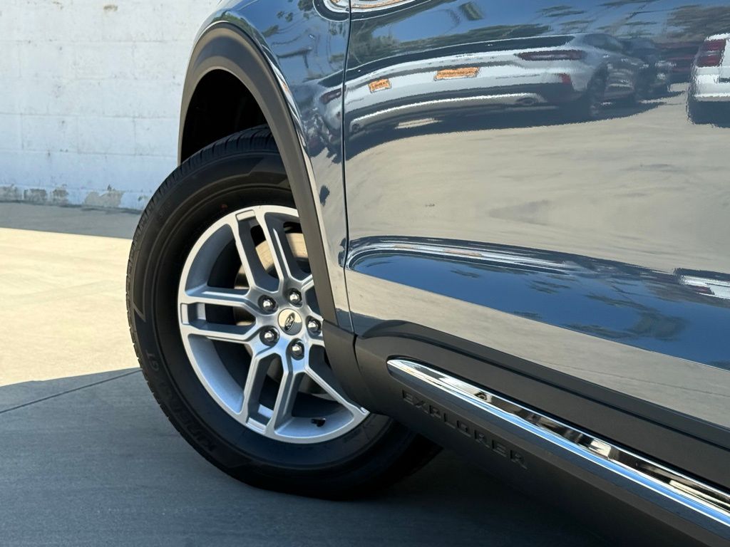2025 Ford Explorer photo 13