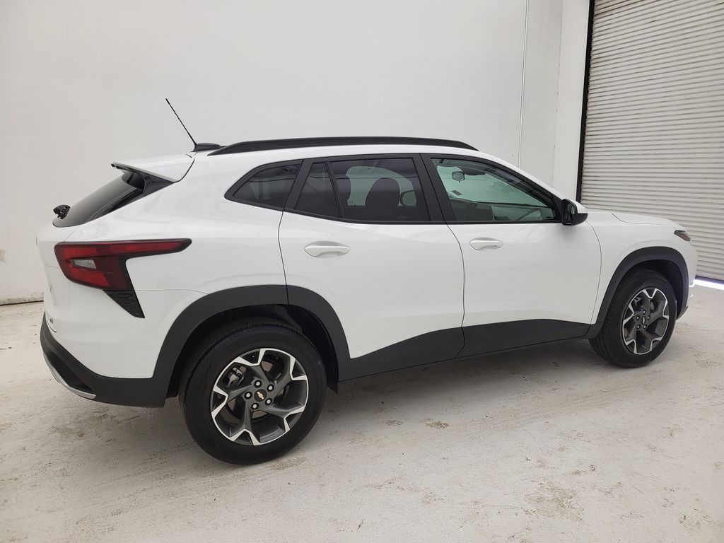 2024 Chevrolet Trax LT photo 2