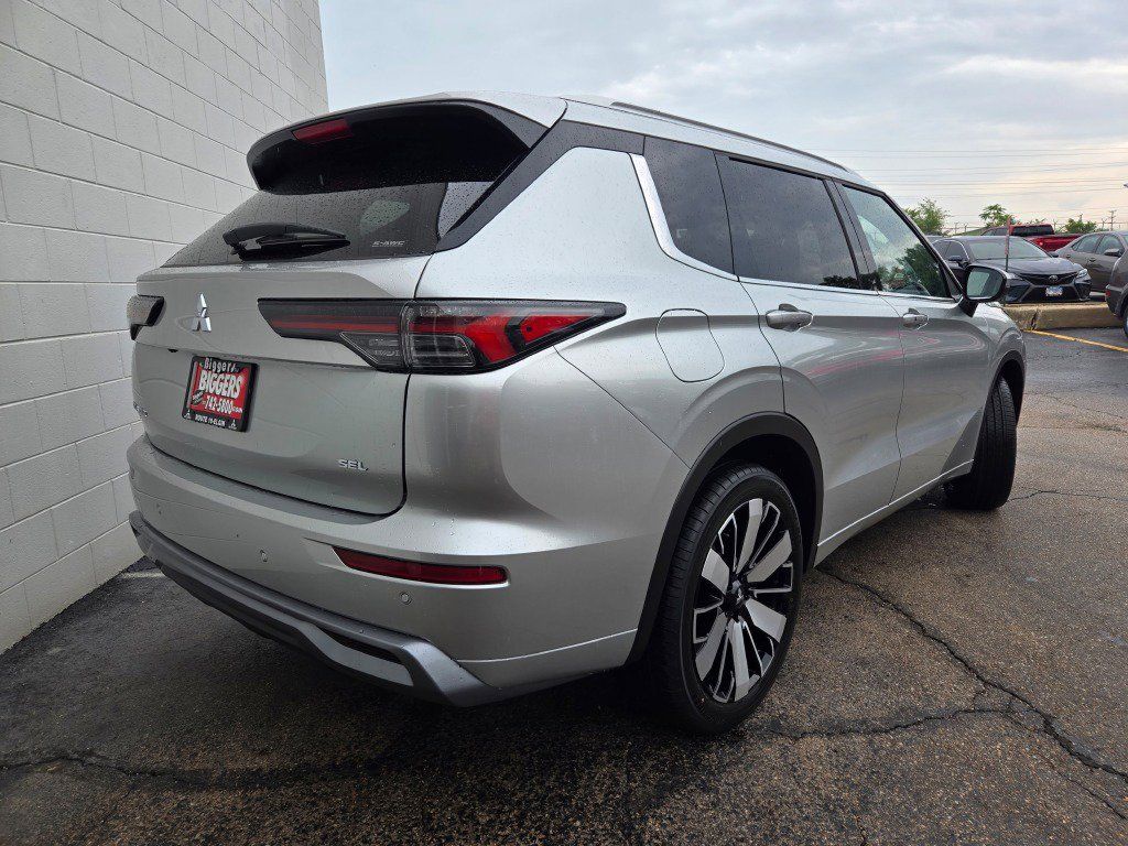 2025 Mitsubishi Outlander SEL photo 4