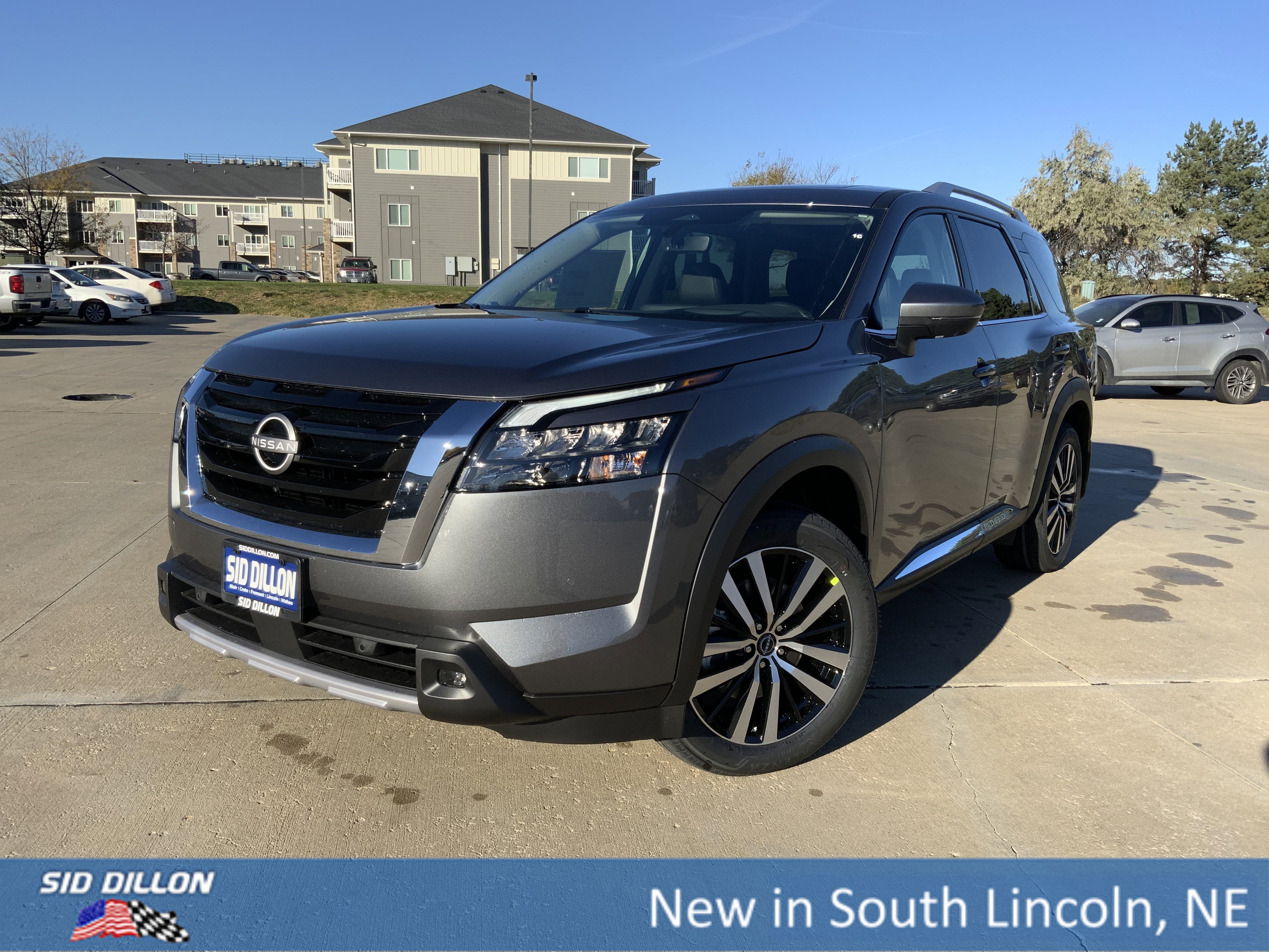 2025 Nissan Pathfinder Platinum's photo