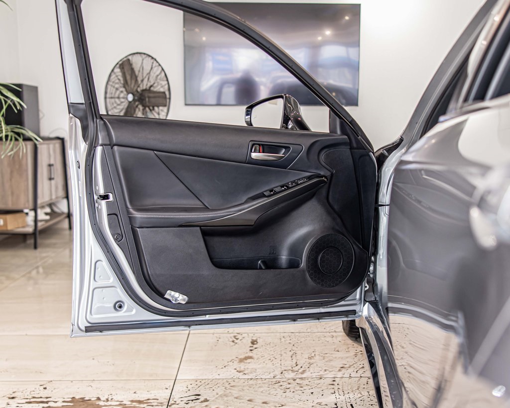 2024 LEXUS IS - Image 32