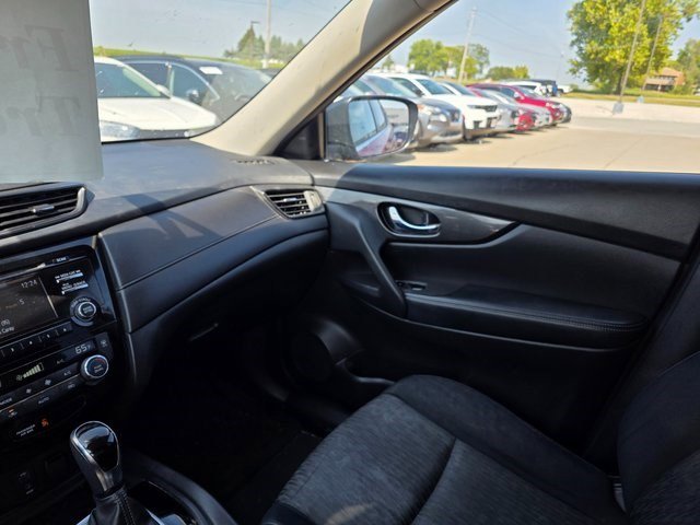 2017 Nissan Rogue SV photo 18