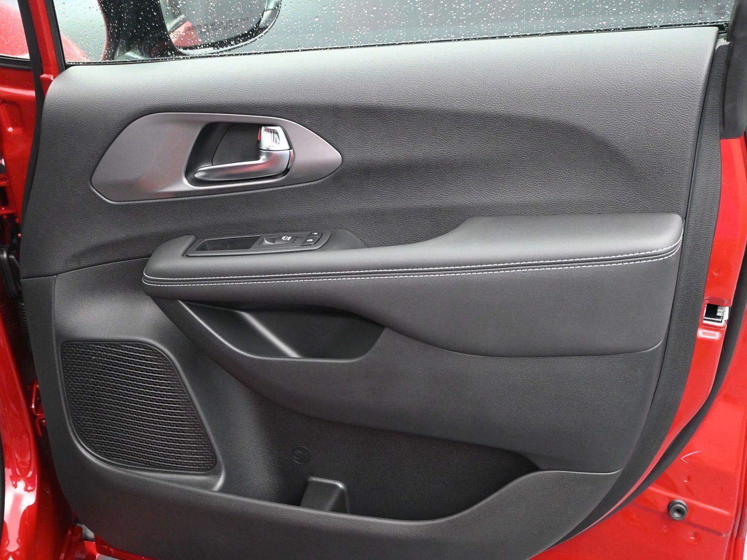 2026 Chrysler Pacifica photo 4