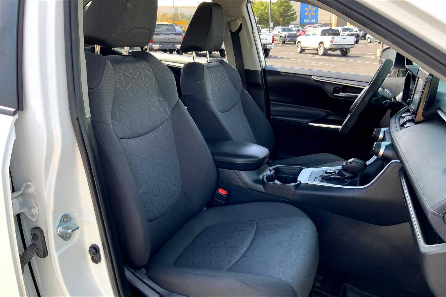 2021 Toyota RAV4 Hybrid XLE photo 7