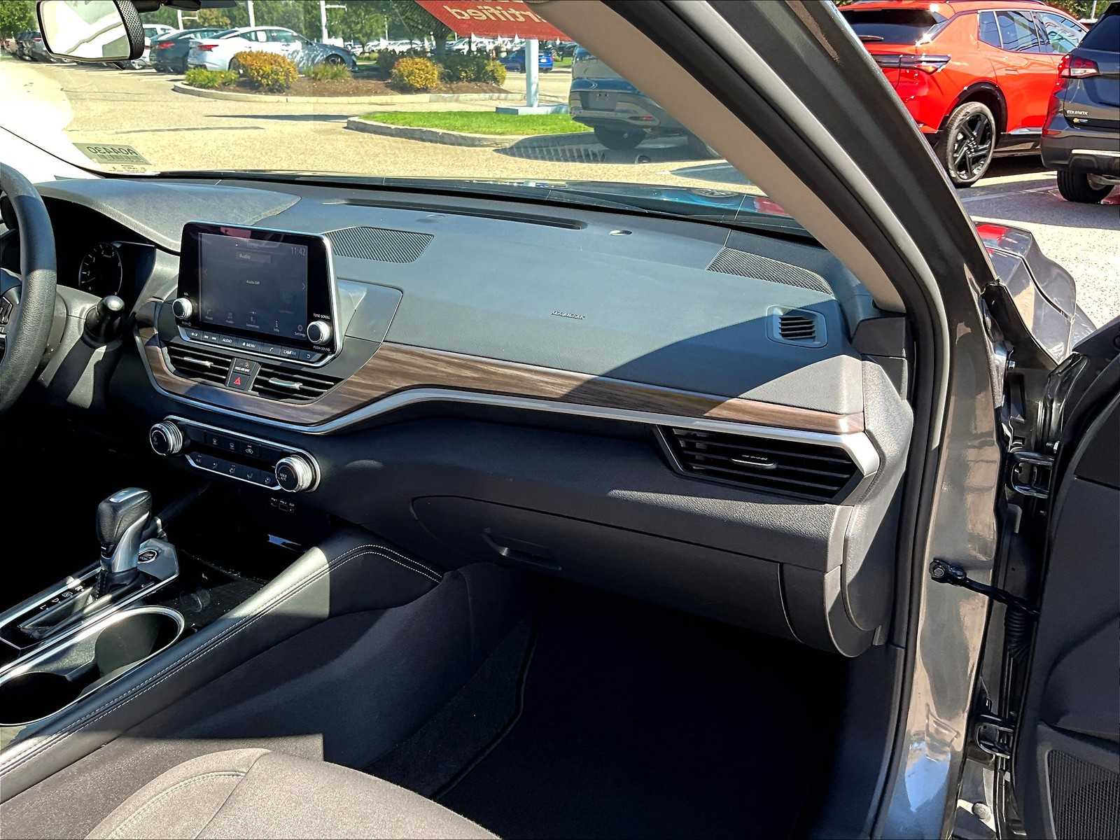 2023 Nissan Altima 2.5 SV photo 13