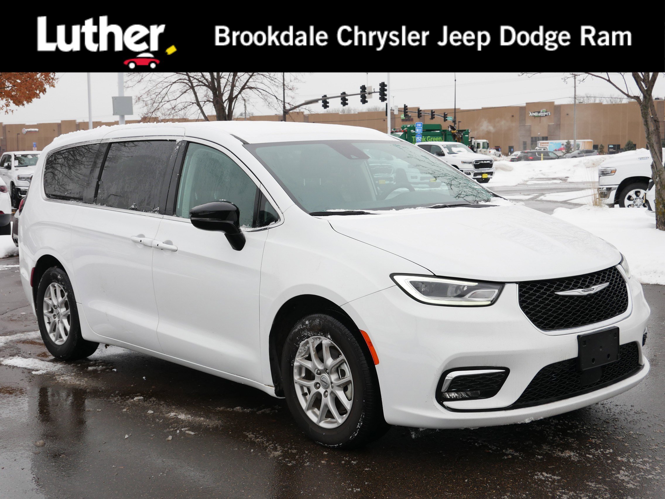 2024 Chrysler Pacifica Touring L's photo