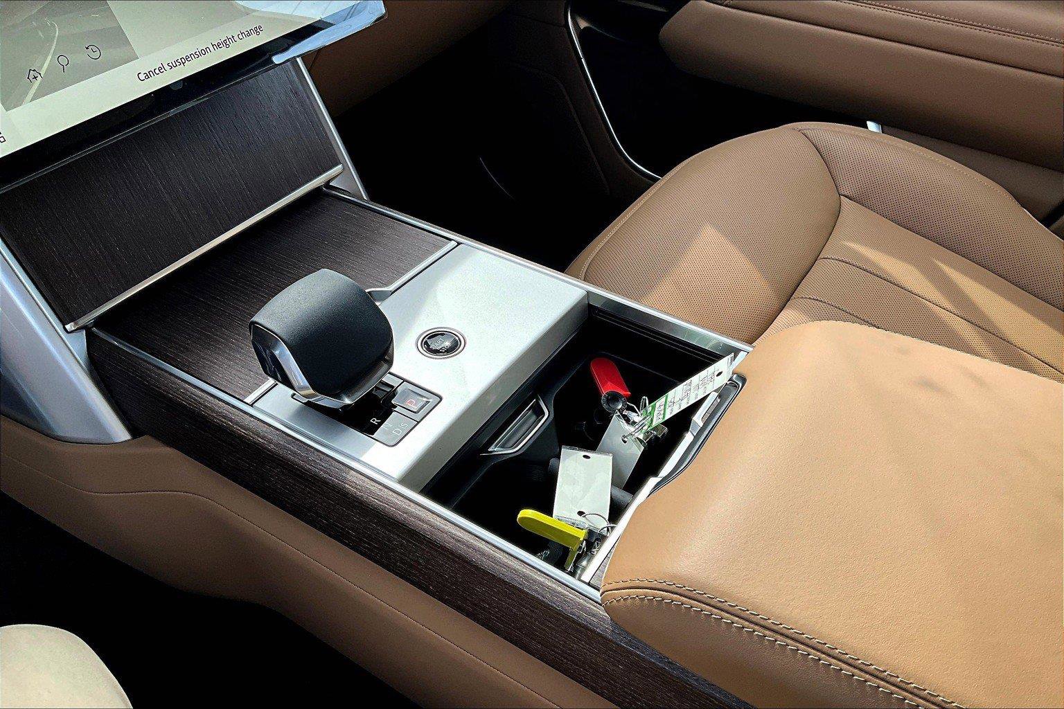 2025 Land Rover Range Rover SE photo 5