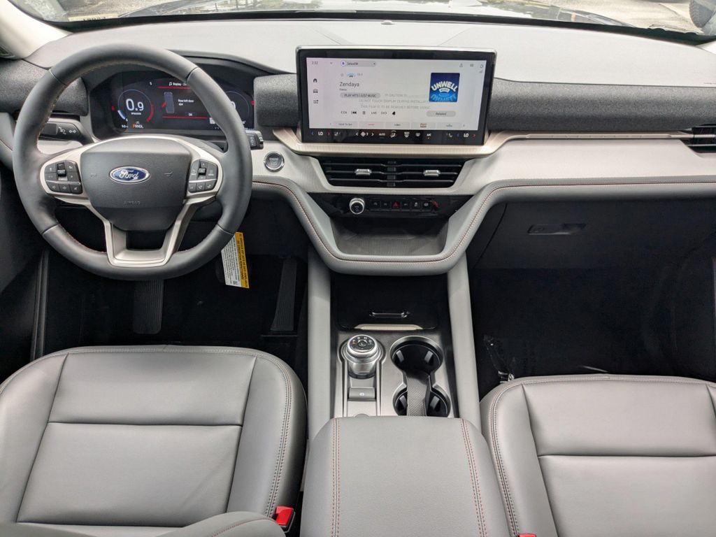 2025 Ford Explorer photo 8