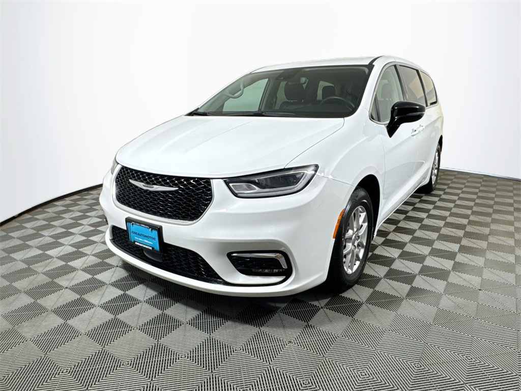 2024 Chrysler Pacifica Touring L's photo