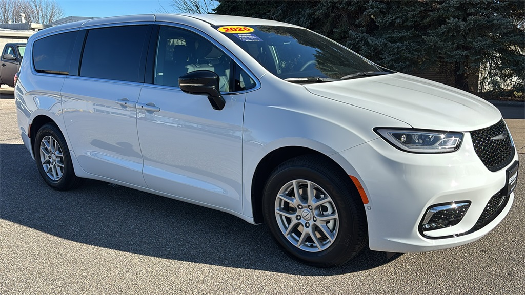2026 Chrysler Pacifica Select's photo