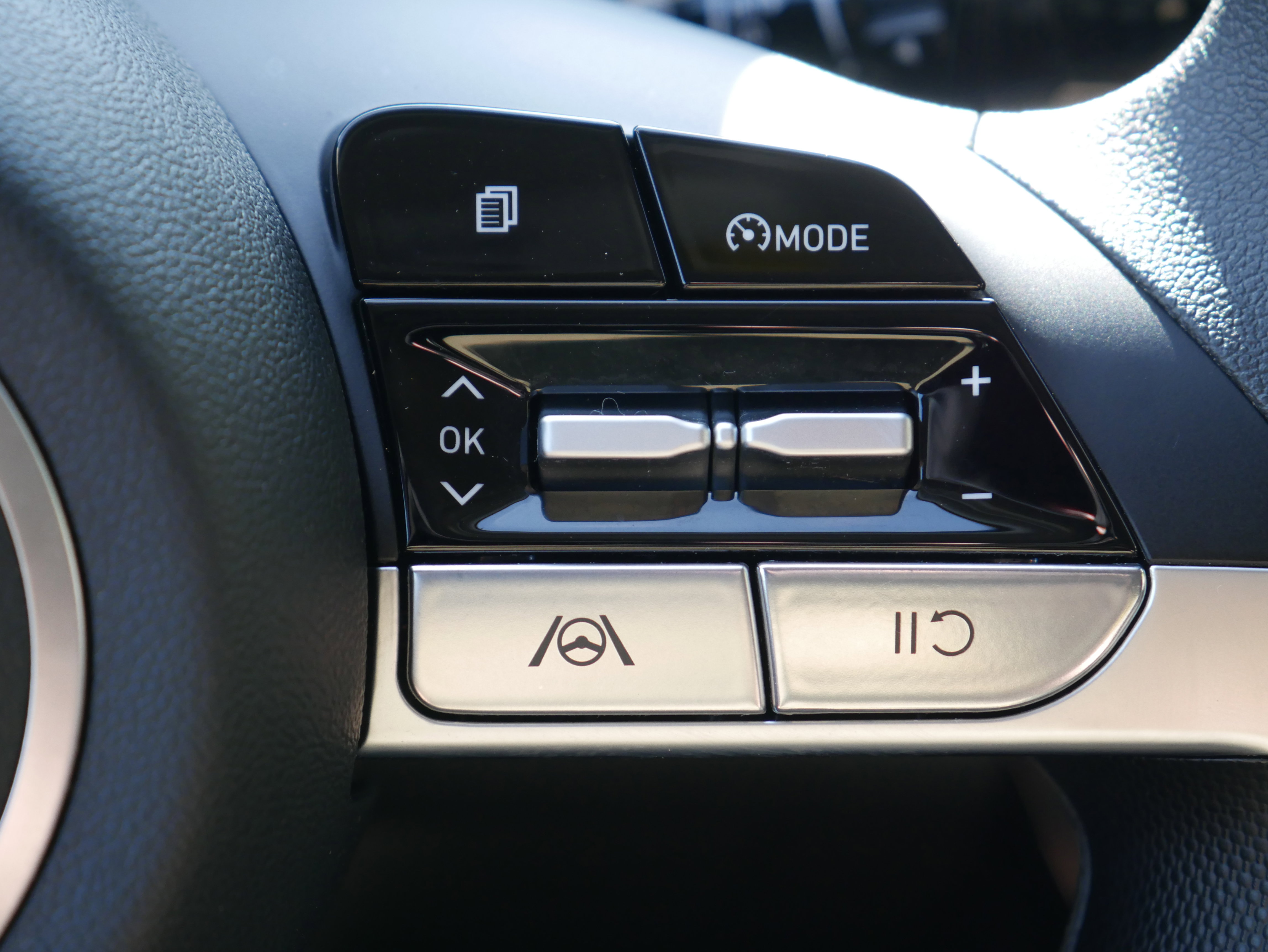 2023 Hyundai Elantra SEL photo 6