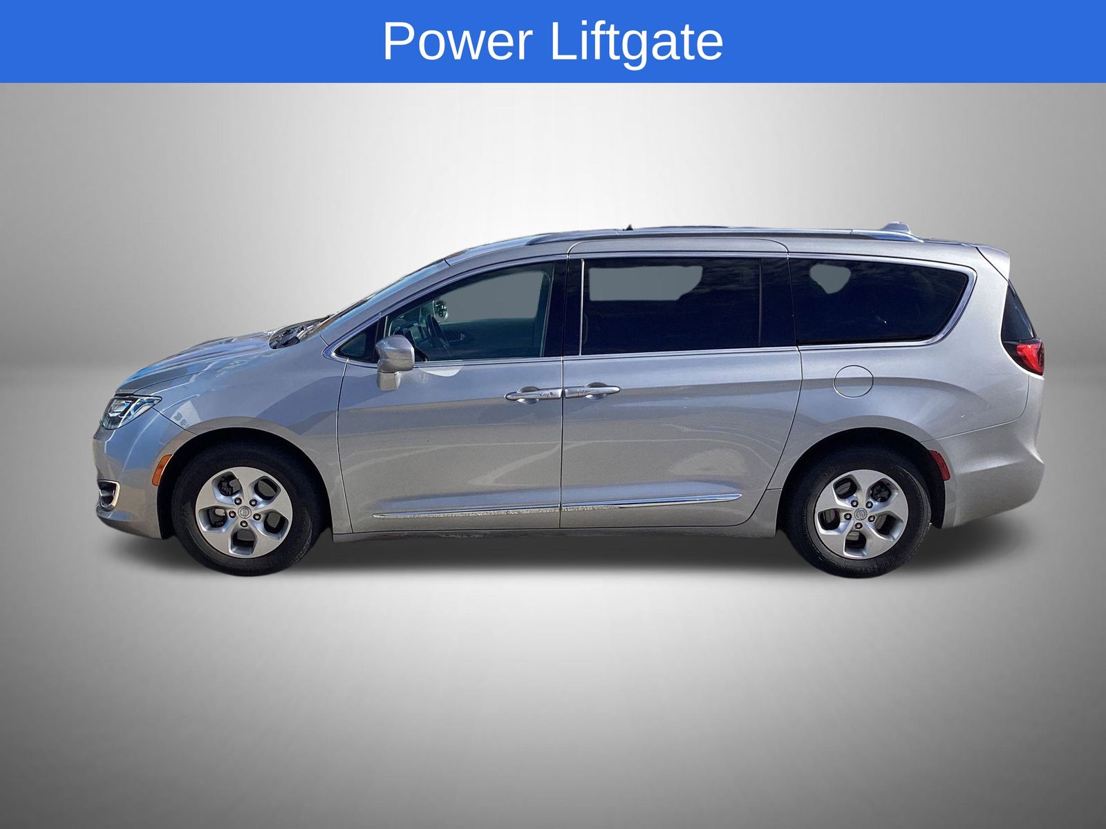 2017 Chrysler Pacifica Touring Plus photo 2