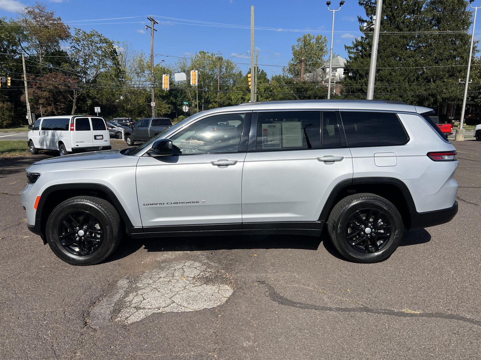 2022 Jeep Grand Cherokee Laredo photo 4