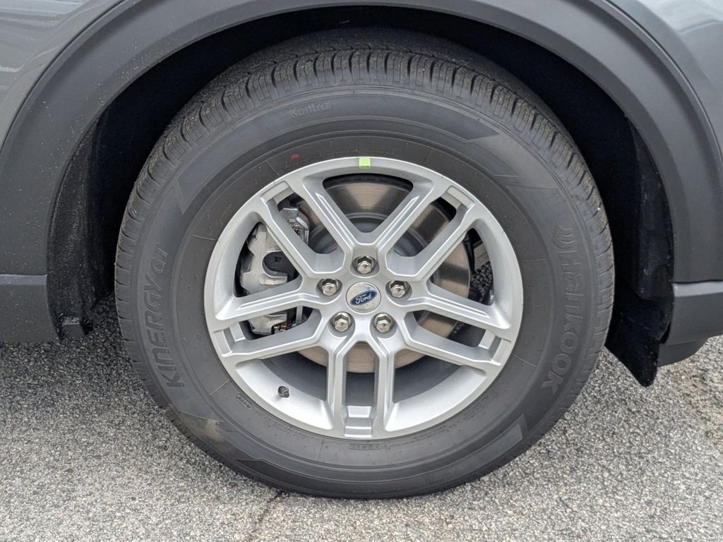 2025 Ford Explorer photo 3