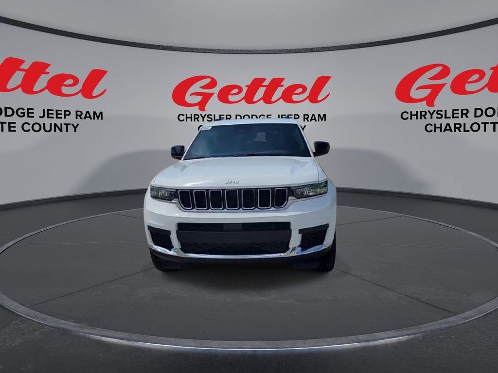 2025 Jeep Grand Cherokee Laredo photo 3