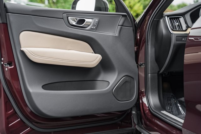 2026 Volvo XC60 B5 Hybrid photo 31