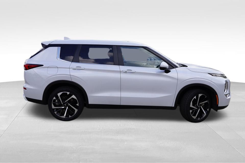 2024 Mitsubishi Outlander SE photo 2