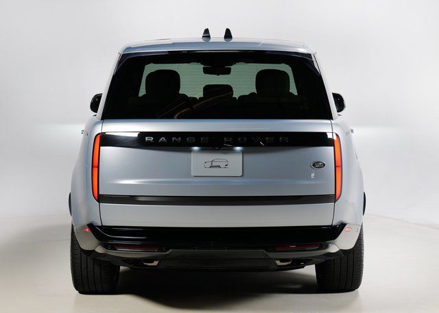 2023 Land Rover Range Rover SE photo 7