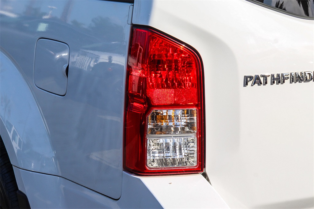 2012 Nissan Pathfinder SV photo 6