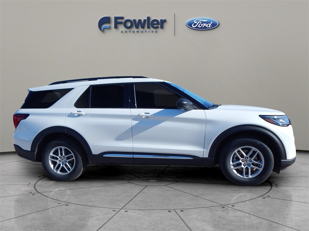 2025 Ford Explorer photo 2