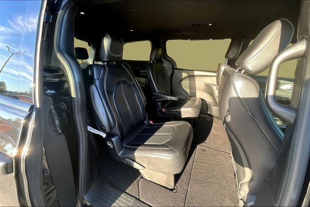 2022 Chrysler Pacifica Touring L photo 16