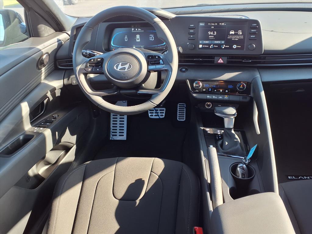 2025 Hyundai Elantra SEL Sport photo 2