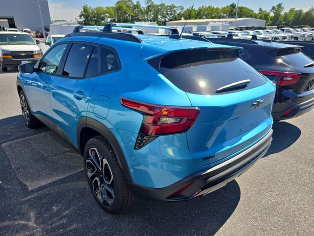 2025 Chevrolet Trax photo 2