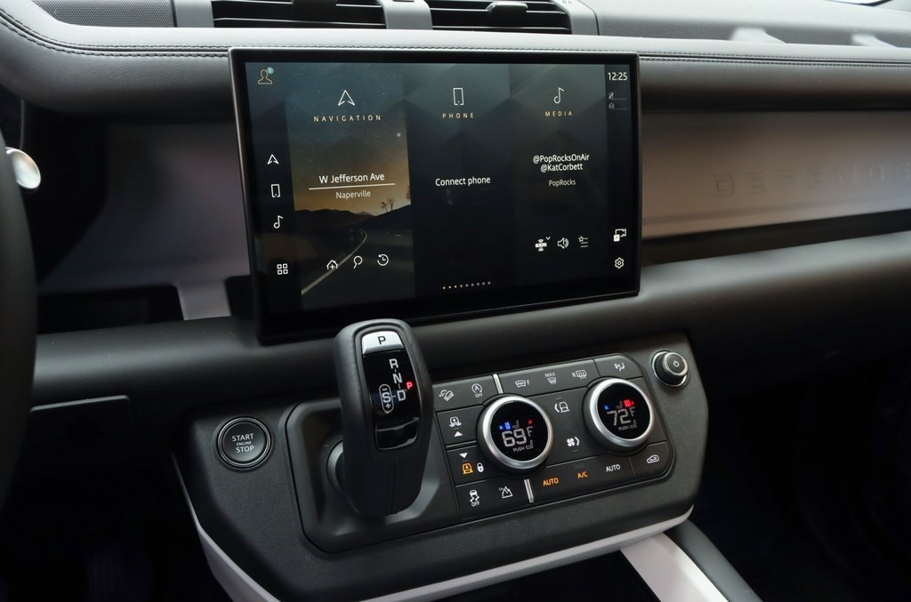 2025 LAND ROVER DEFENDER - Image 19