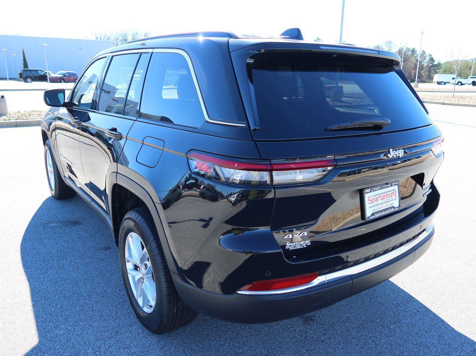 2025 Jeep Grand Cherokee Laredo X photo 2