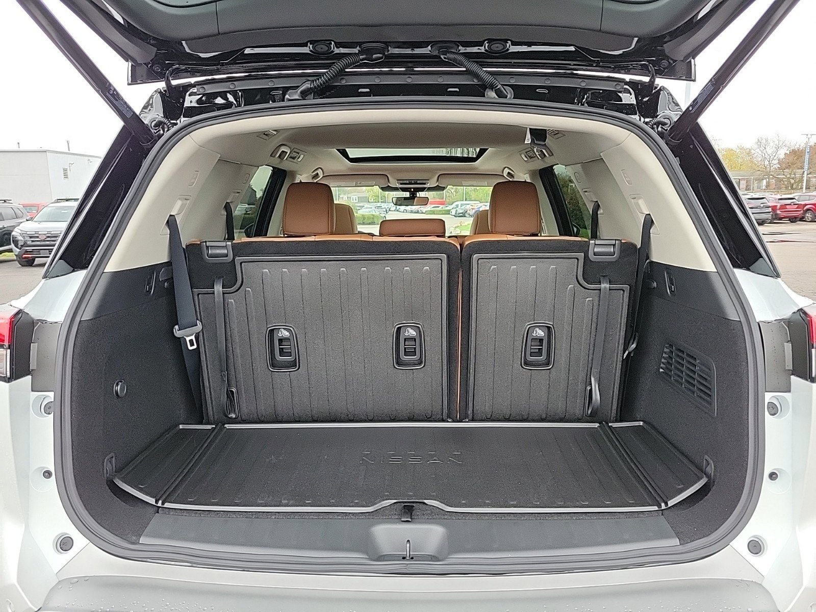 2025 Nissan Pathfinder Platinum photo 5