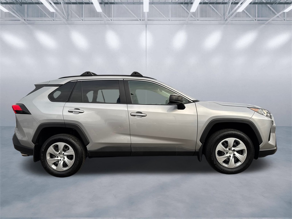 2020 Toyota RAV4 LE photo 3