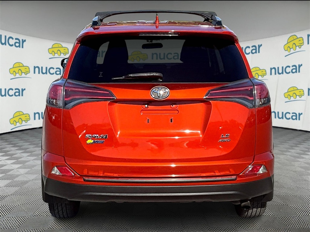 2016 Toyota RAV4 LE photo 4