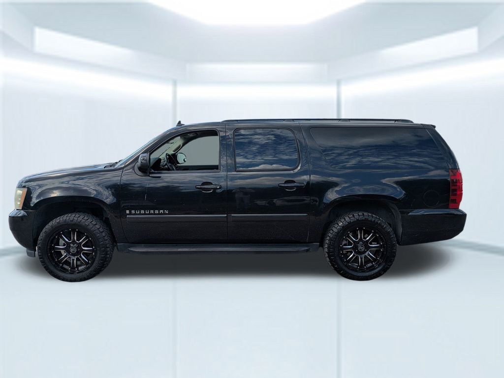 2007 Chevrolet Suburban 1500 LT photo 2