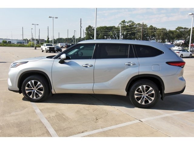 2021 Toyota Highlander XLE photo 3
