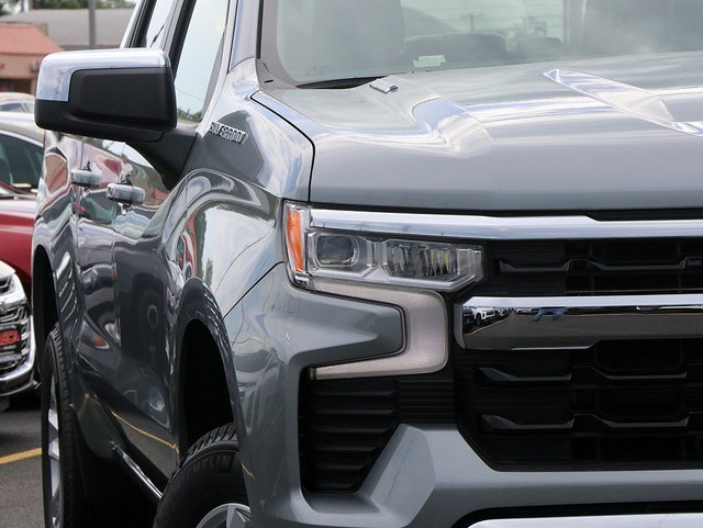 2025 Chevrolet Silverado 1500 LT photo 4