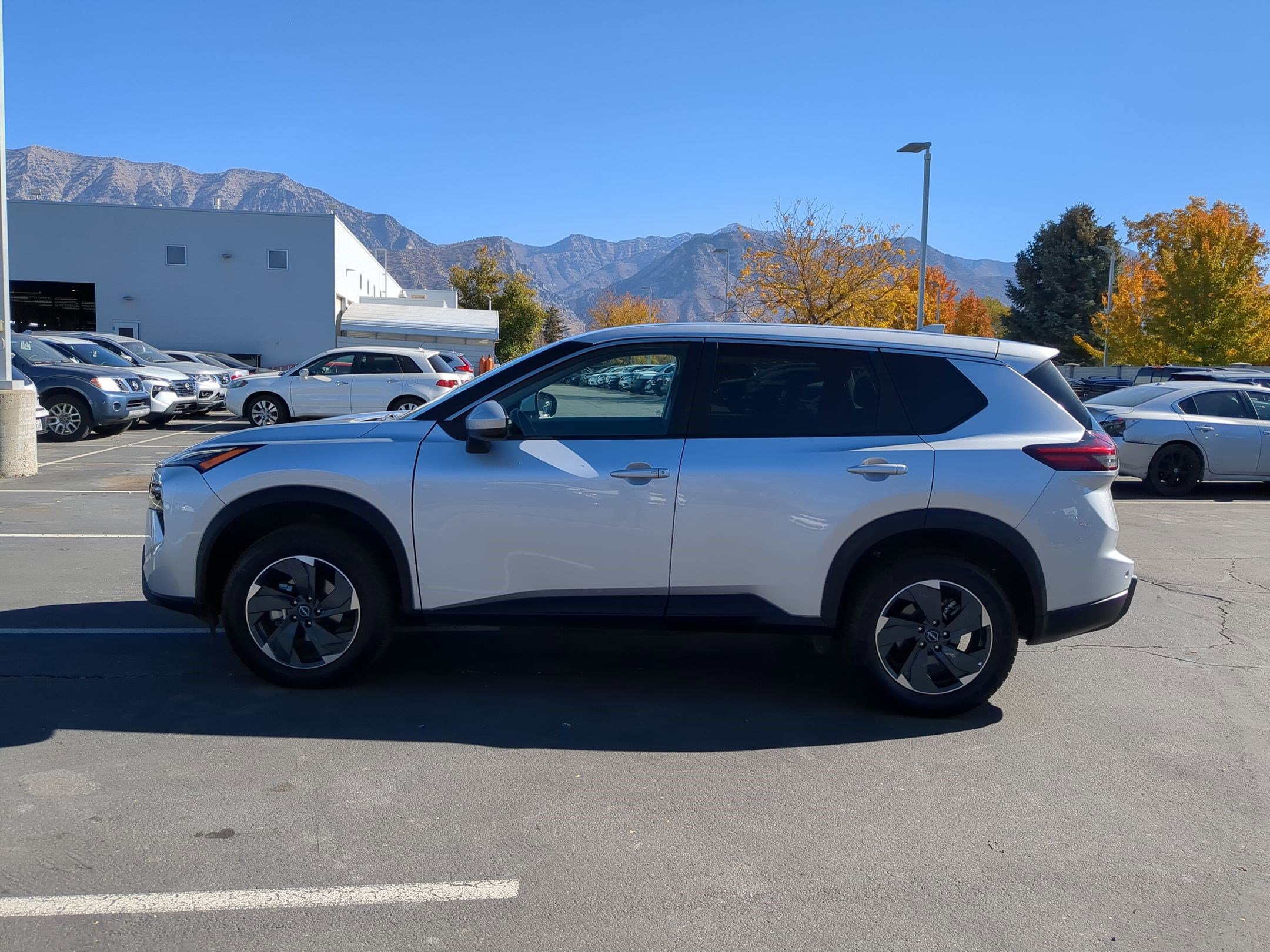 2024 Nissan Rogue SV photo 4