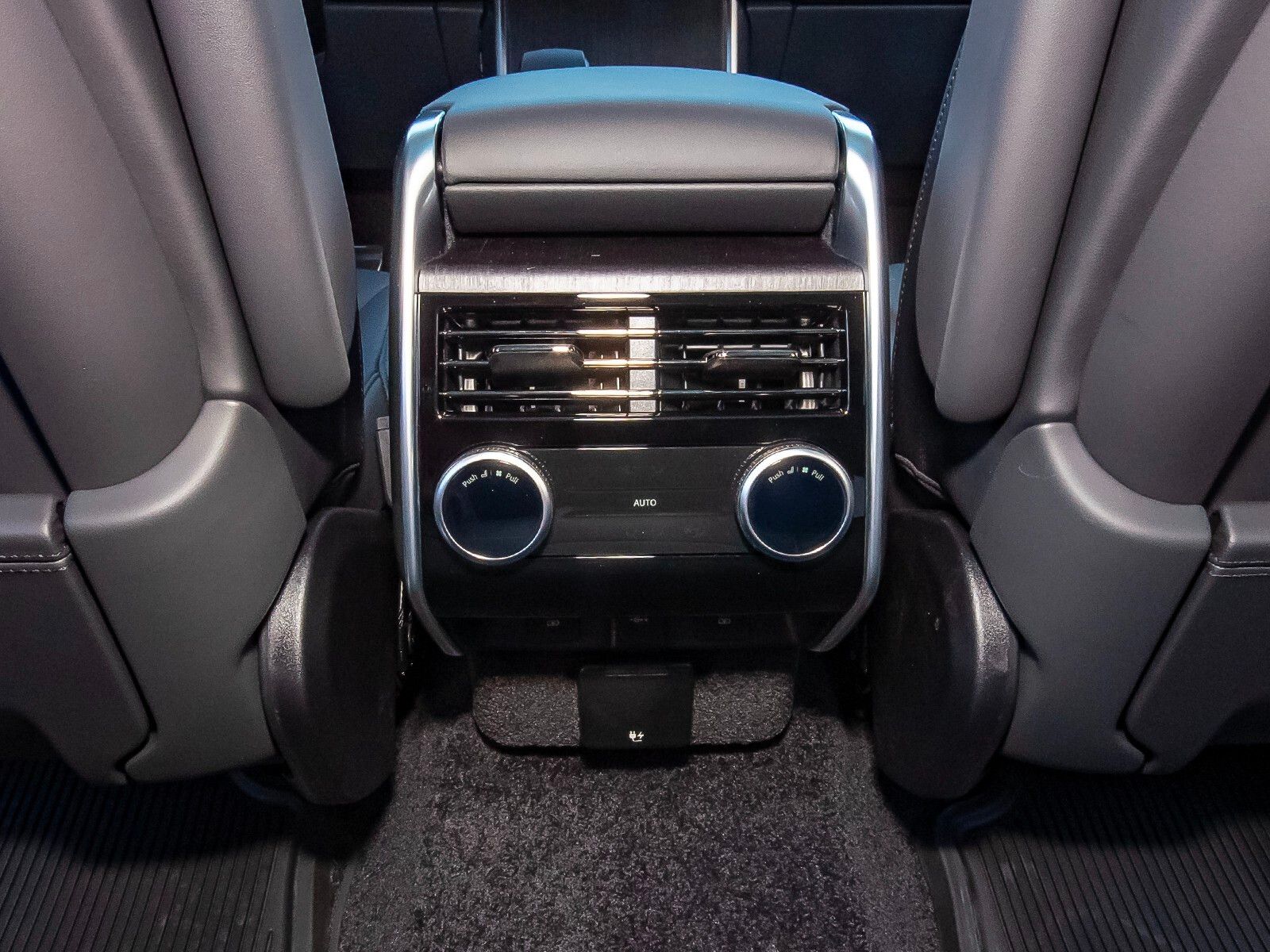 2025 Land Rover Range Rover SE photo 43