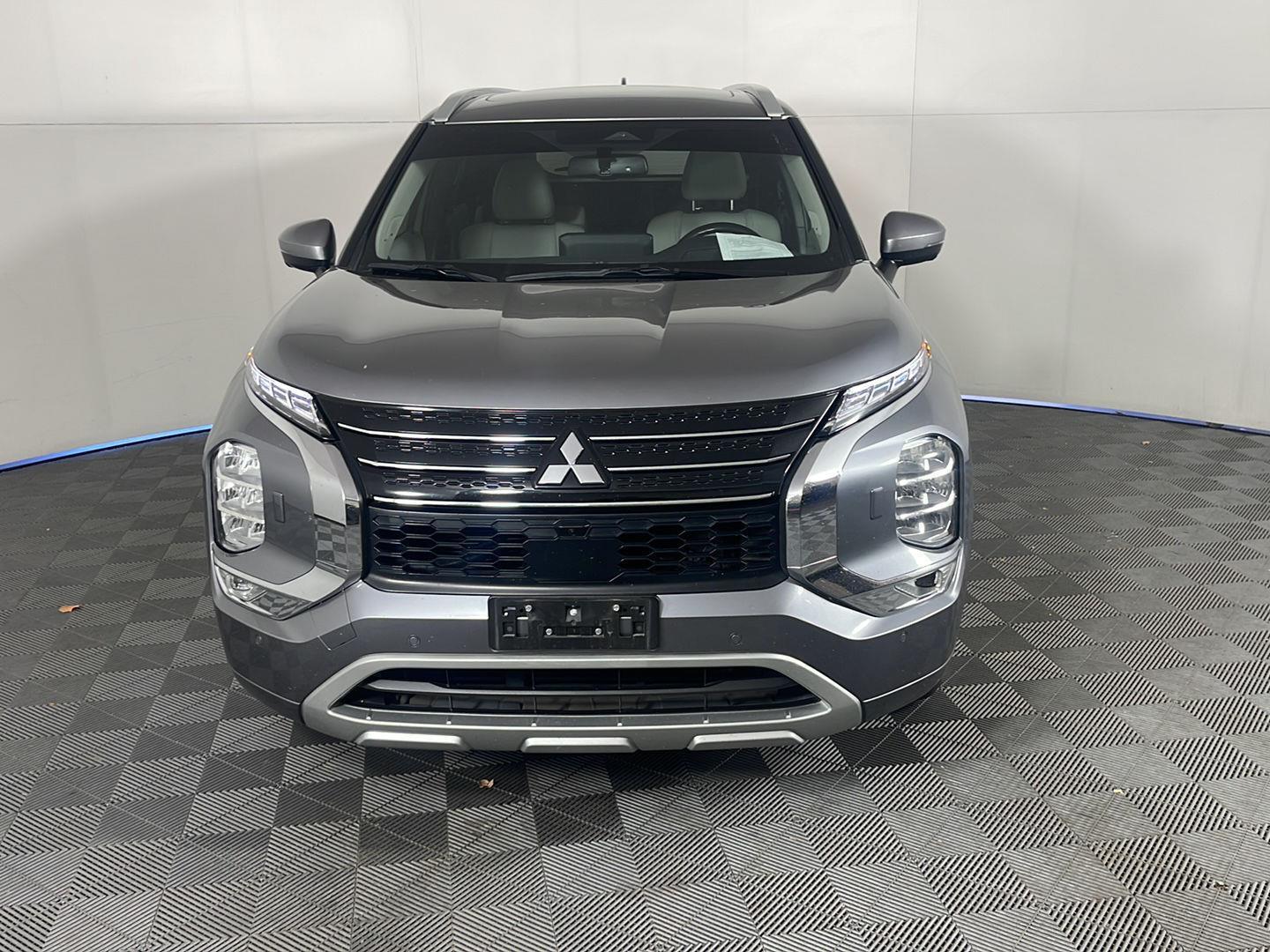 2023 Mitsubishi Outlander SEL photo 3