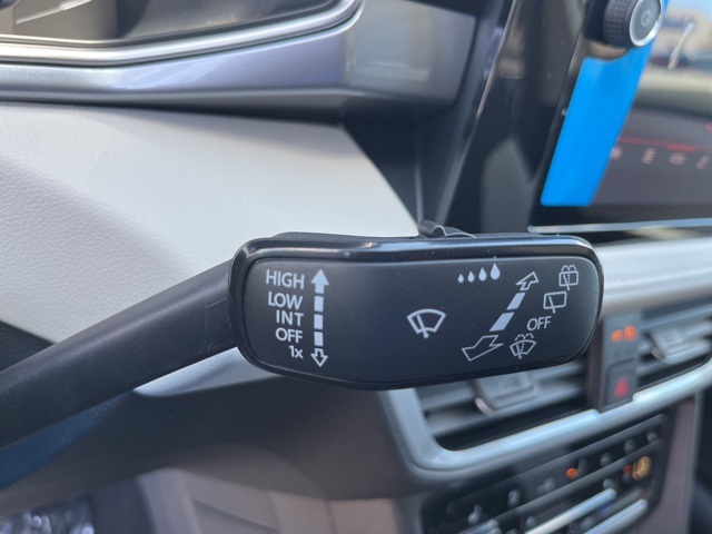 2025 Volkswagen Taos SEL photo 15
