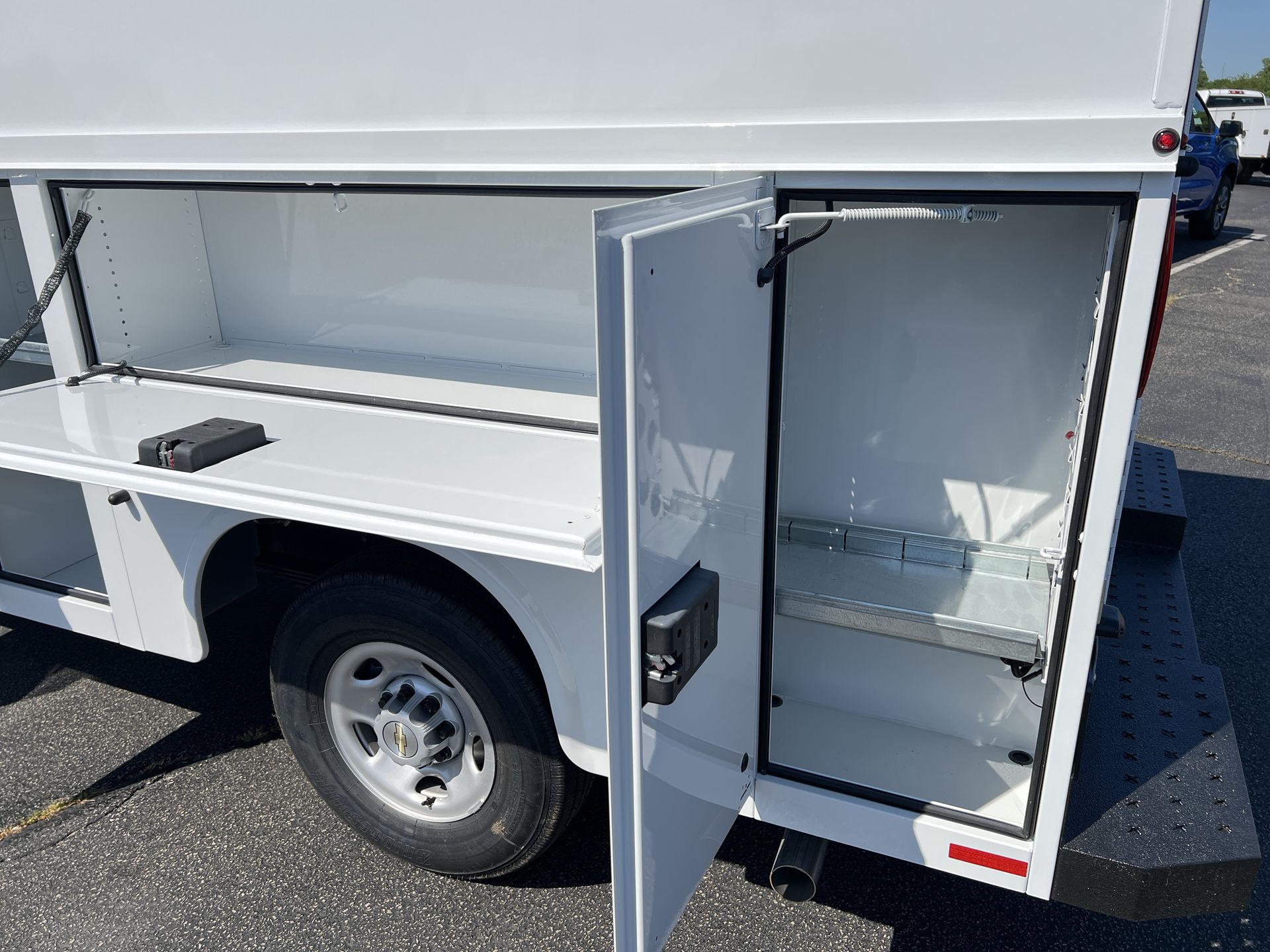 2025 Chevrolet Express Cutaway 3500 photo 4