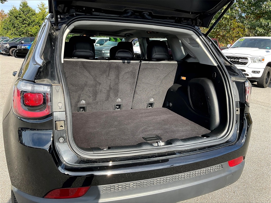 2022 Jeep Compass Latitude Lux photo 32