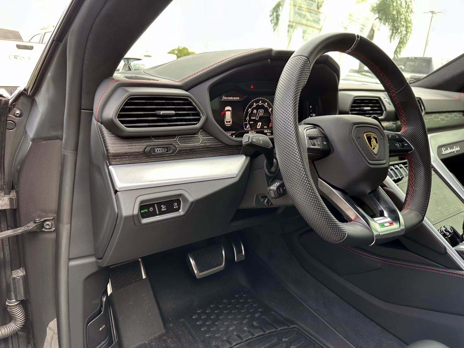 2022 Lamborghini Urus Base photo 19
