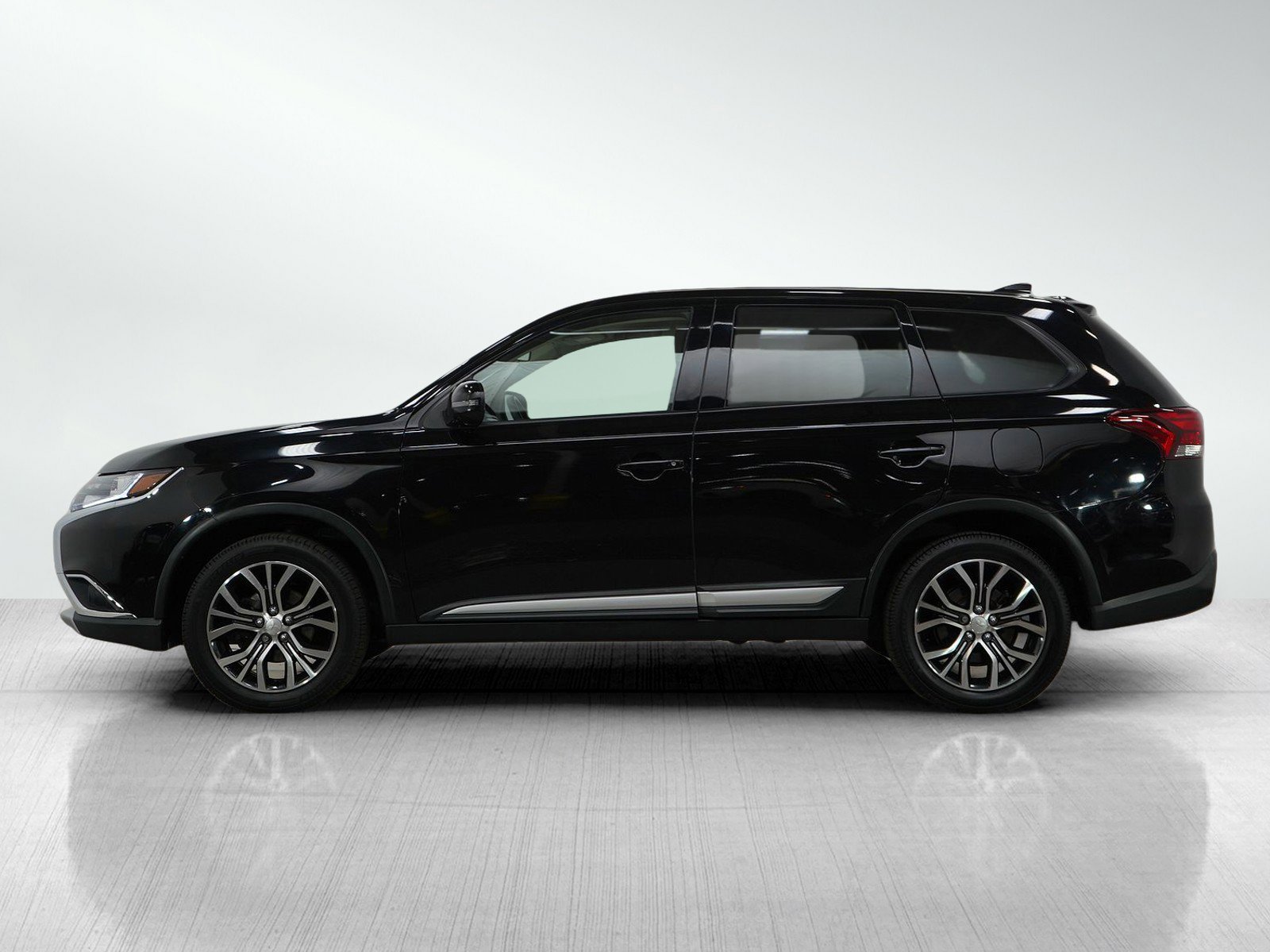 Used 2018 Mitsubishi Outlander SE with VIN JA4AZ3A35JJ004409 for sale in Burnsville, Minnesota