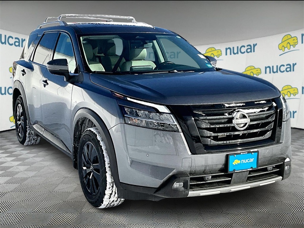 2023 Nissan Pathfinder SL's photo