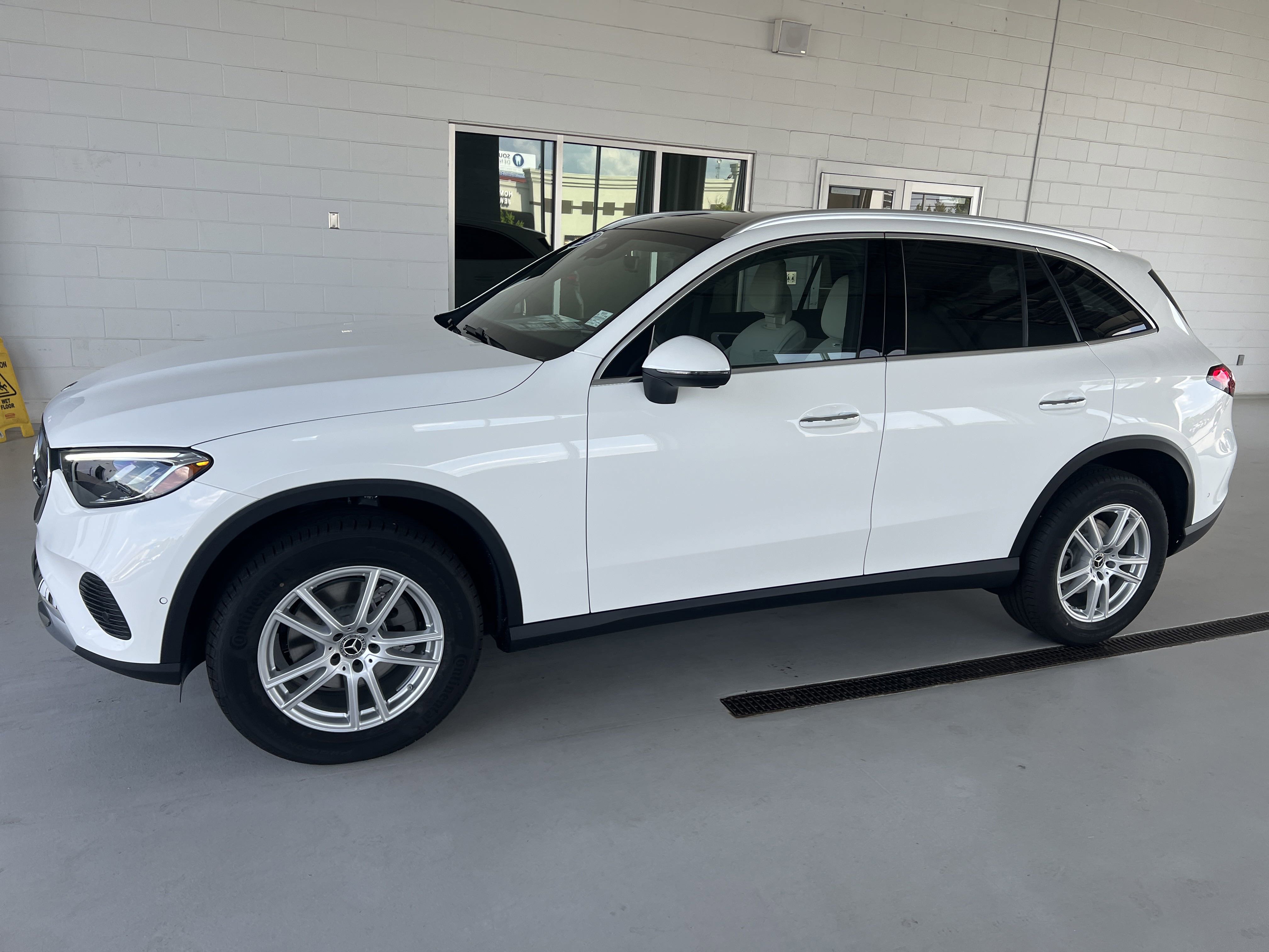 2025 Mercedes Benz GLC 300 photo 2
