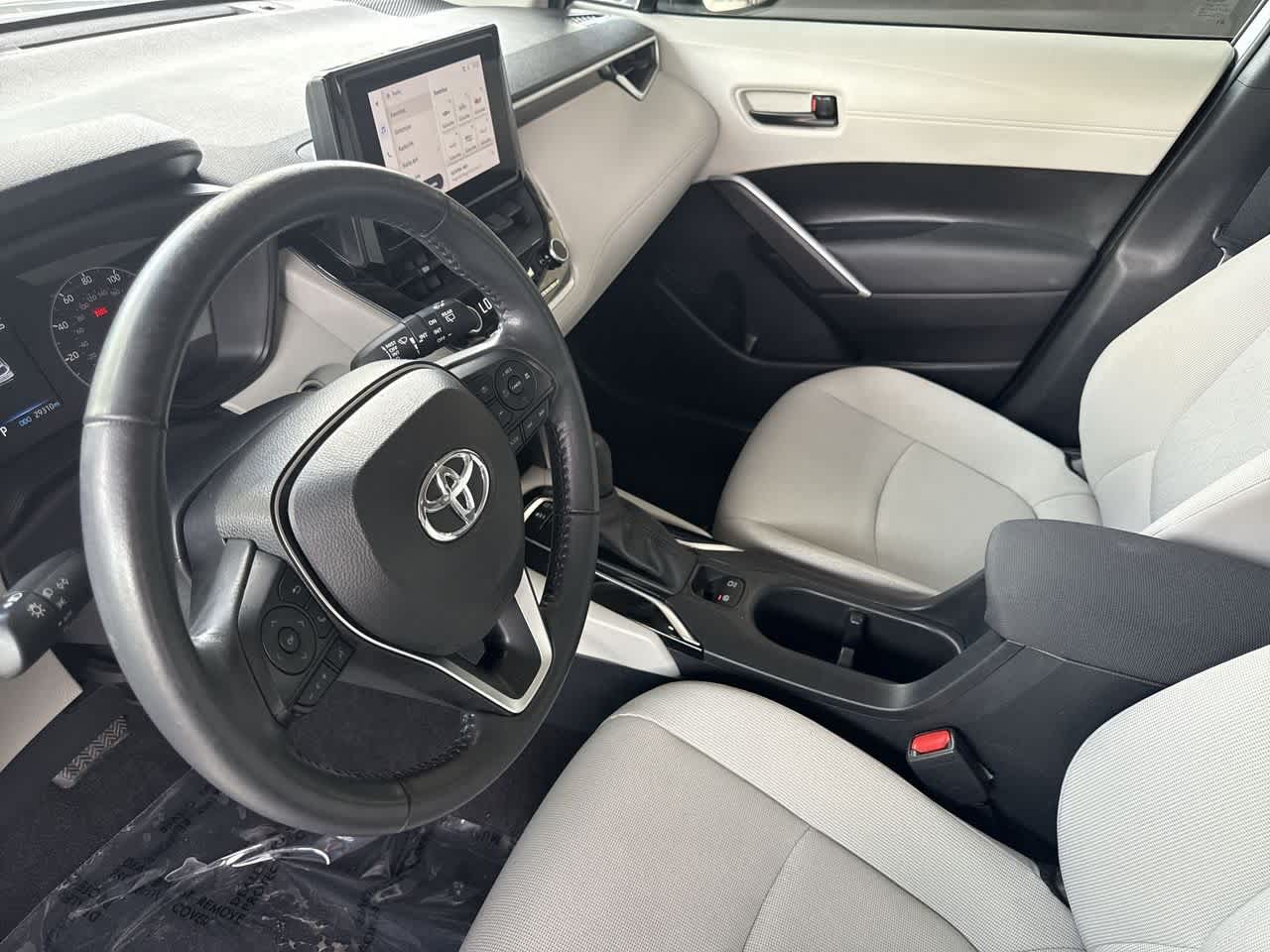 2023 Toyota Corolla Cross LE photo 9