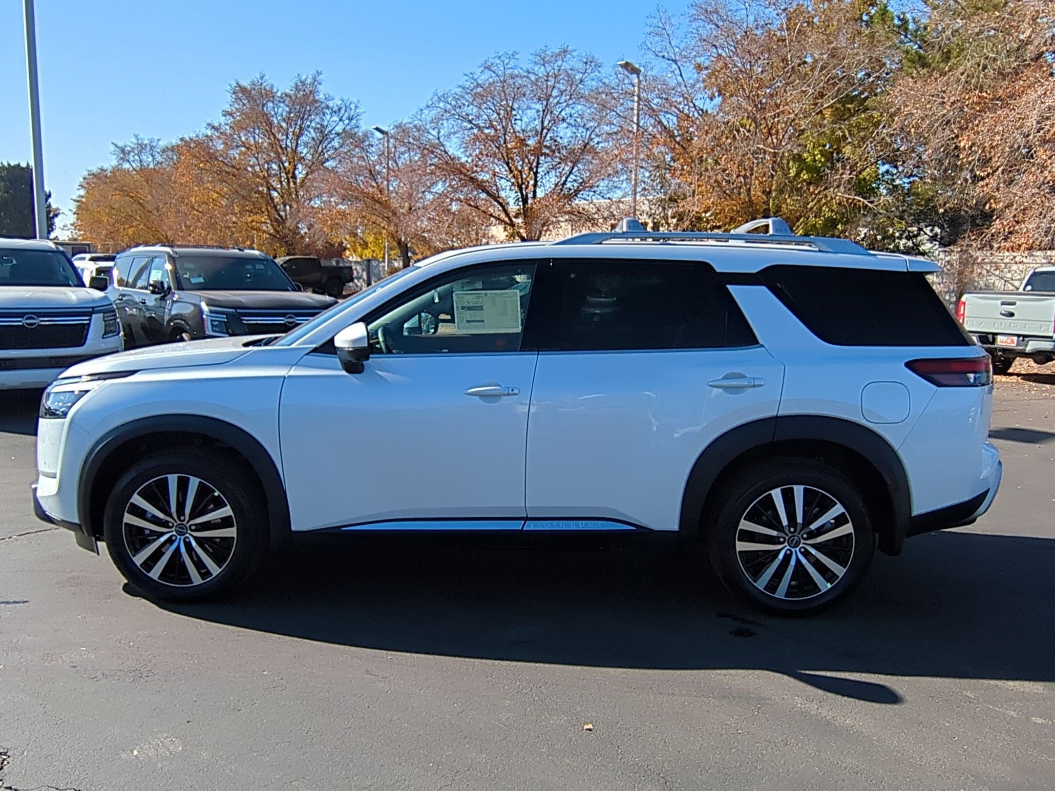 2025 Nissan Pathfinder Platinum photo 4