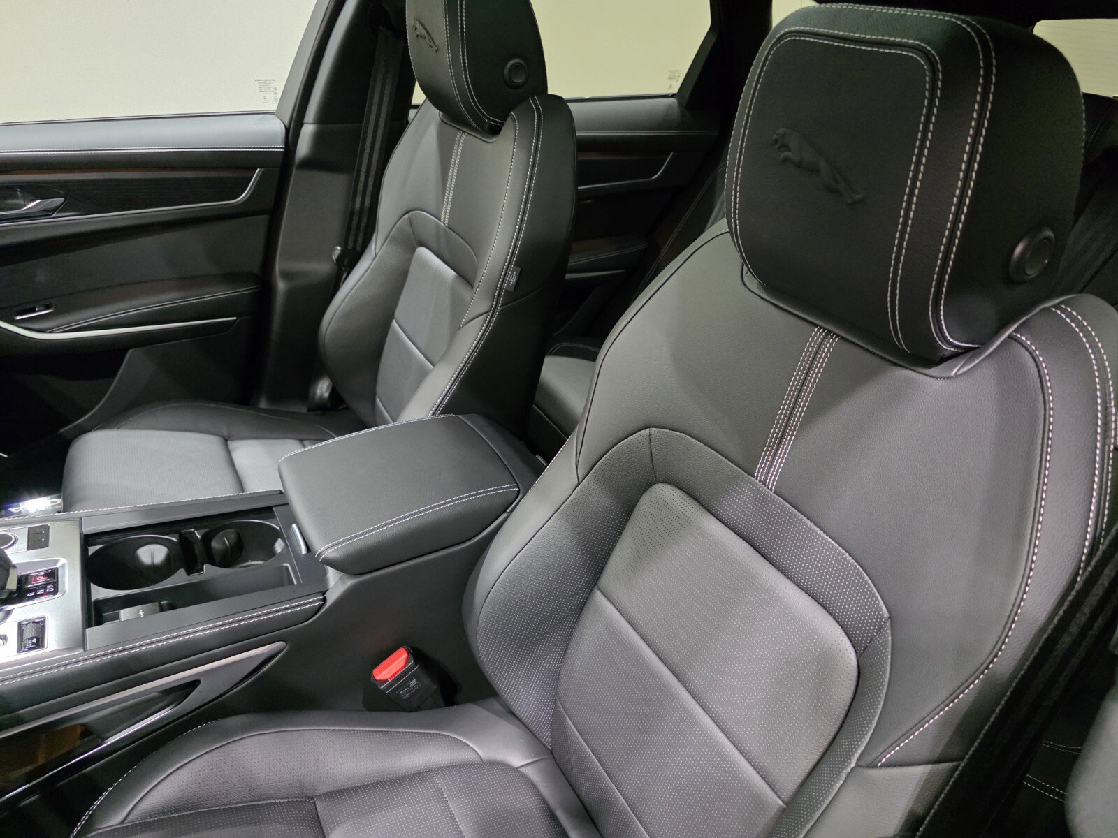 2026 Jaguar F-PACE R-Dynamic S P250 photo 7