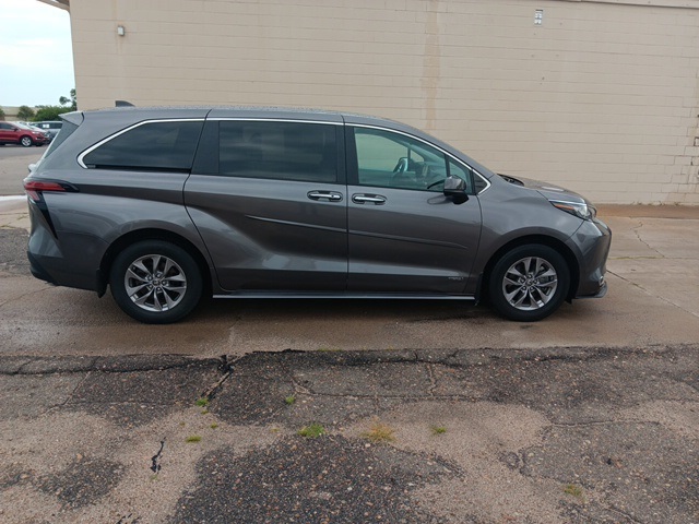 2021 Toyota Sienna XLE photo 4