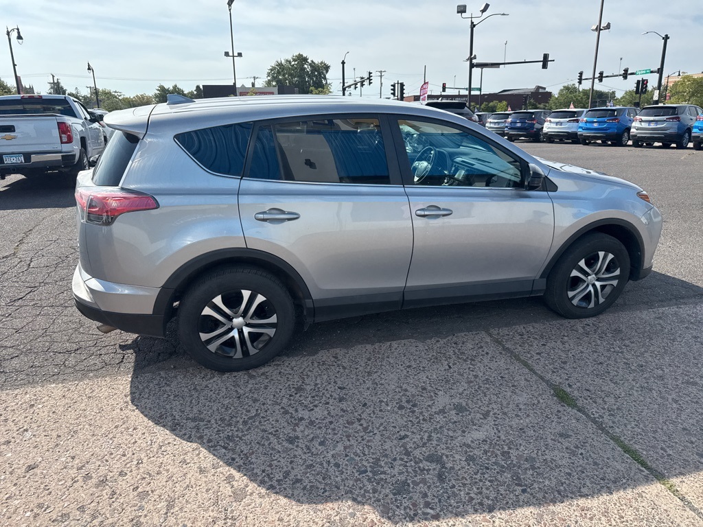2017 Toyota RAV4 LE photo 7